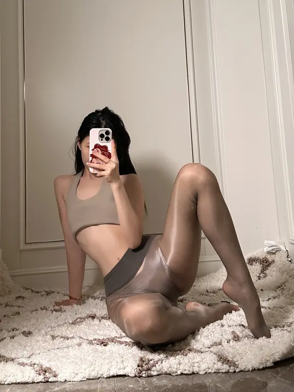 妮是老虎-陈妮妮UNI微密圈 灰色油丝 - 妮是老虎